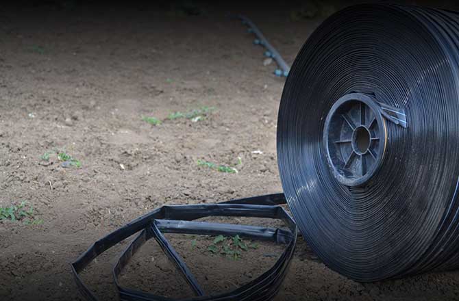 نوار آبیاری درزدار بهتر است یا نوار آبیاری پلاک‌دار؟